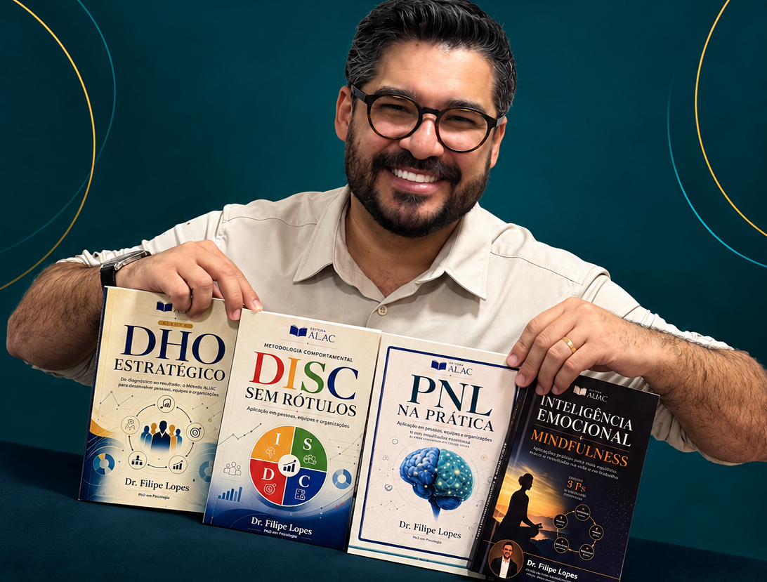 Dr. Filipe Lopes com os quatro livros publicados pela Editora ALAC