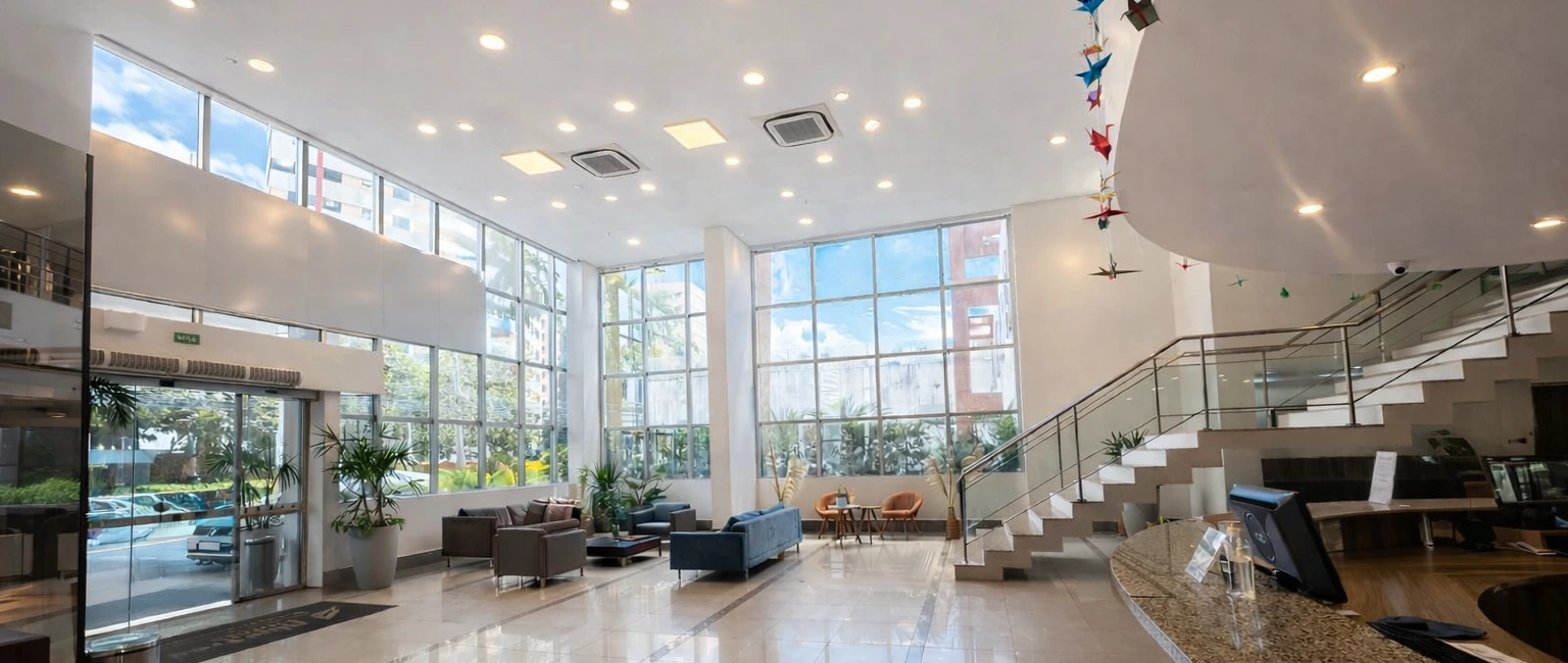 Lobby do Blue Tree Premium Manaus, com recepção e amplas janelas